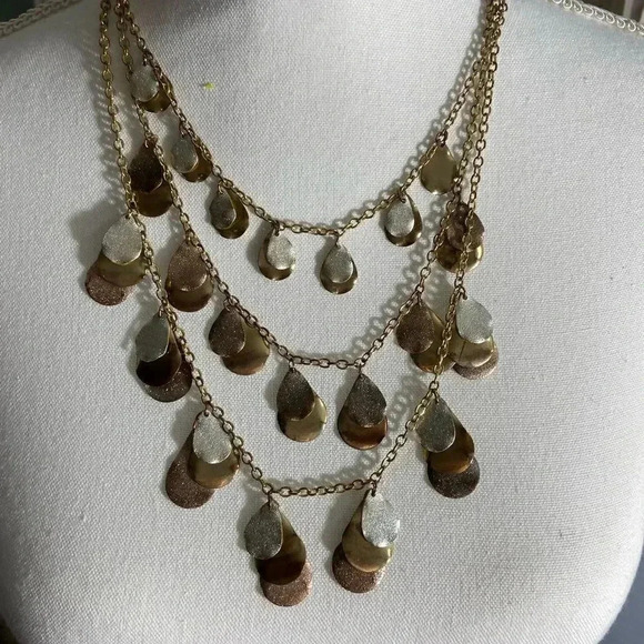 Jewelry - Stunning tri-tone three tiered necklace